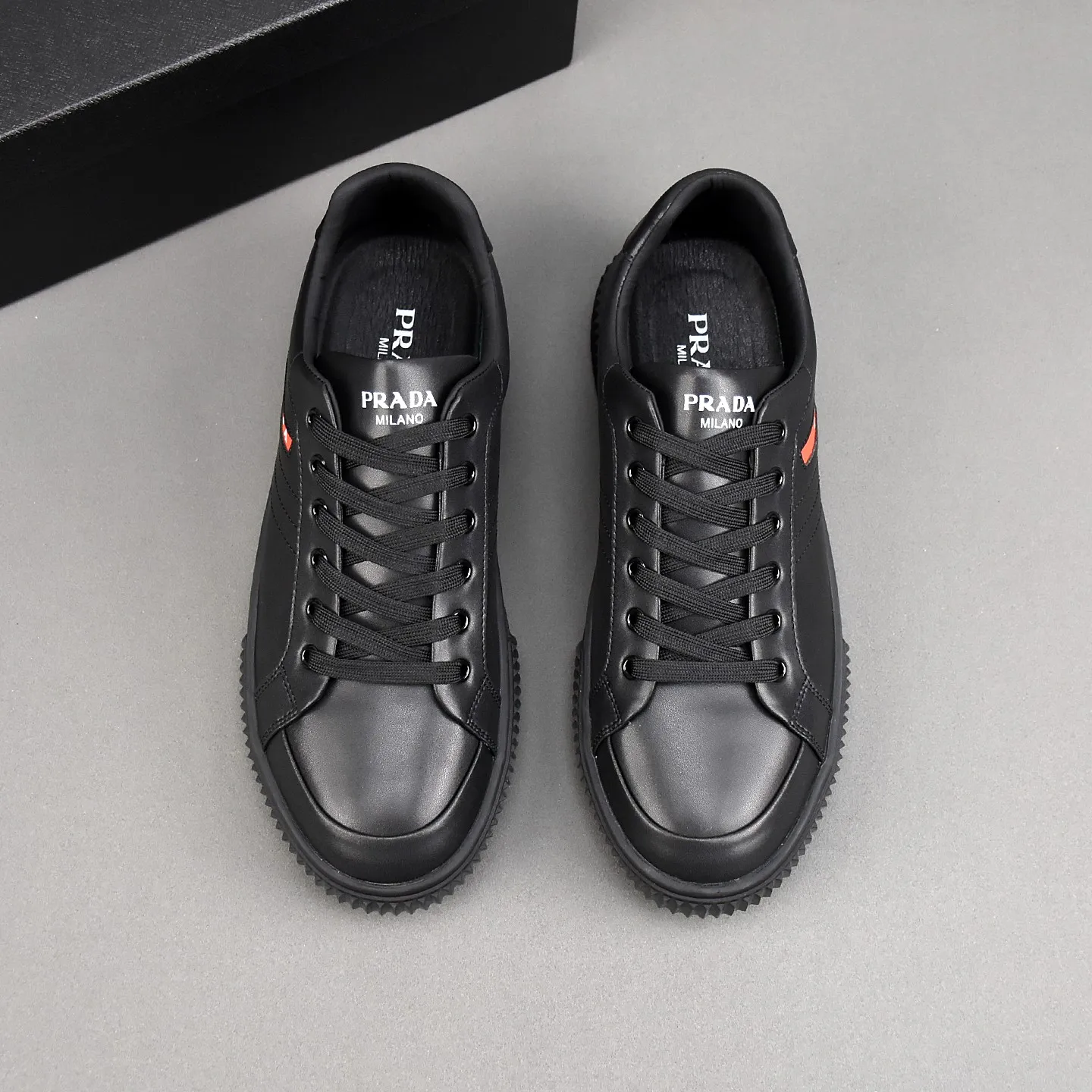 PP420👟👟👟Prada set off the audience! Prada, an international brand that is constantly innovating, this men's casual shoe, the original version, made of cowhide leather at a ratio of one to one at the store, with leather feet and rubber non-slip outsole, breathable and comfortable, quality speaks for itself👄38-44
